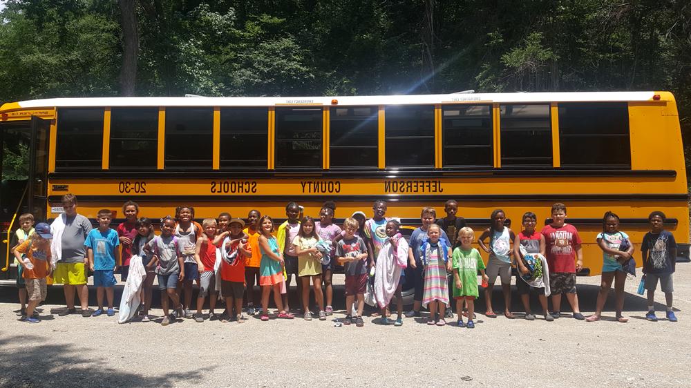 杰佛逊市的校车上有孩子们在野外旅行